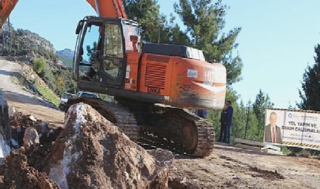 Akseki’de bozulan yollar onarılıyor