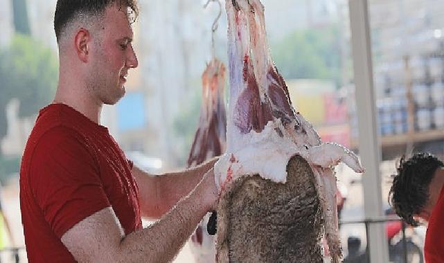 Antalya Büyükşehir Belediyesi, bu yıl da Kurban Bayramı nedeniyle ücretsiz kurban kesim hizmeti verecek.