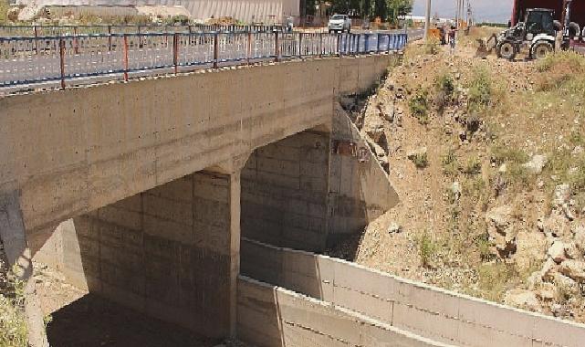 Antalya Büyükşehir Belediyesi Yakaçiftlik’e sulama amaçlı bürz temin etti