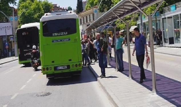 Büyükşehir 12 ilçede durakları yeniliyor