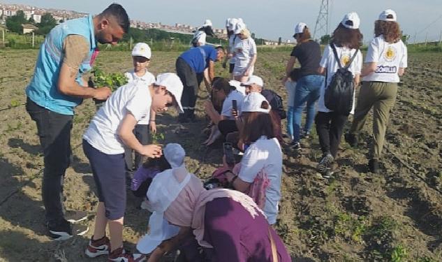 Çocuklar yerel fideleri toprakla buluşturdu