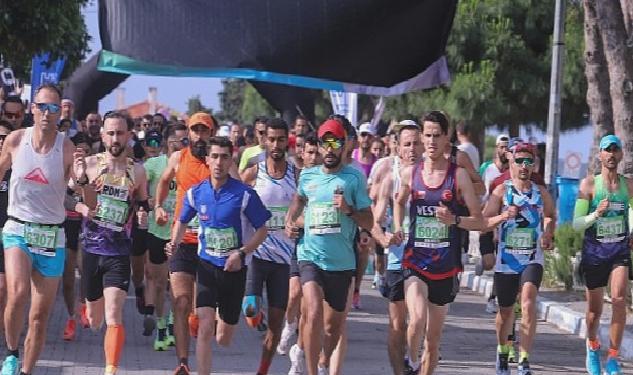 Ege’nin incisi Çeşme’de düzenlenen Salomon Çeşme Yarı Maratonu’nda birinciler belli oldu