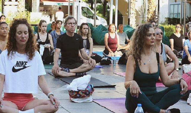 Karşıyaka’da en uzun güne yoga ile başladılar