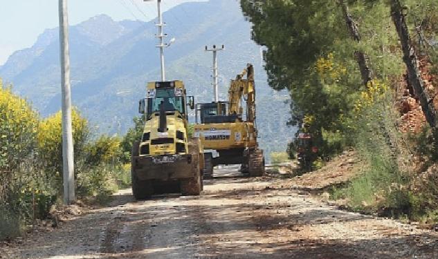 Kumluca’da Erentepe grup yolunda asfalt öncesi hazırlık