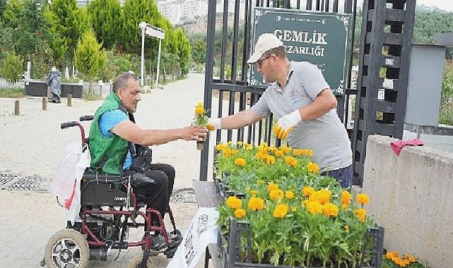 Mezarlıklarda çiçekler Gemlik Belediyesi’nden