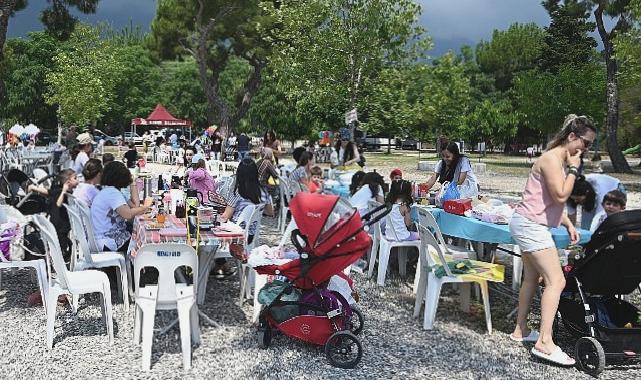 Minik öğrenciler önce piknik yaptı sonra kep attı