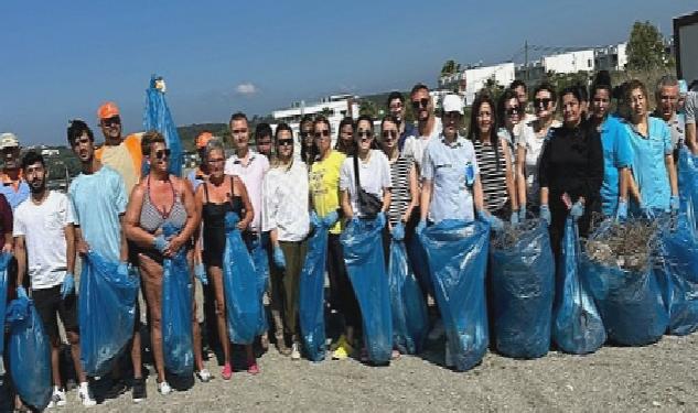 Seferihisar’da Çevre Günü’nde plaj temizliği