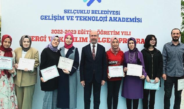 Törende kursiyerler sertifikalarını Selçuklu Belediye Başkanı Ahmet Pekyatırmacı ve Selçuklu İlçe Milli Eğitim Müdürü Turan Kayacılar’ın elinden aldı