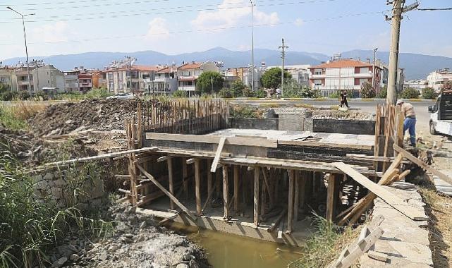 Akçay Pina Deresi’ne yeni köprü yapılıyor