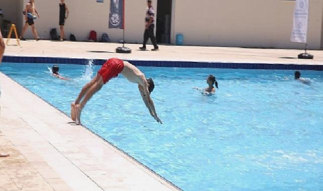 Aydın Büyükşehir Belediyesi’nden Karacasulu çocuklara karne hediyesi