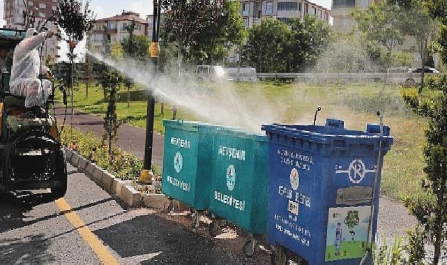 Belediye ekipleri sivrisinek ve haşereye karşı ilaçlama yapıyor 