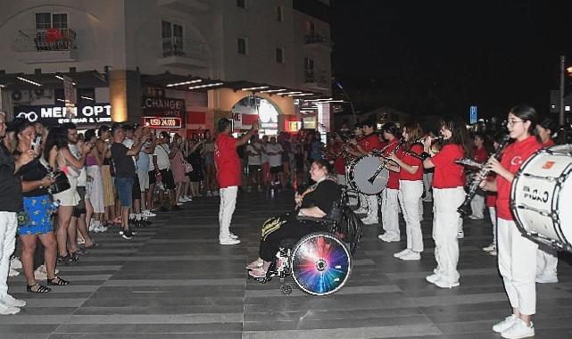 Cumhuriyet Bandosu Kemer’i salladı