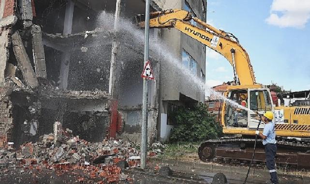 Fatih Mahallesi’ndeki 33 yıllık bina yıkıldı