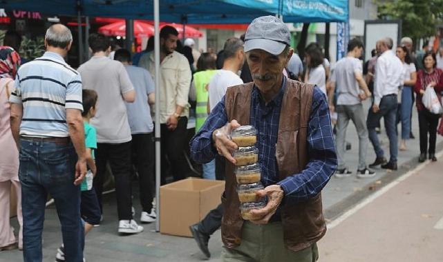 Büyükşehir’den Cumhuriyet Bulvarında aşure ikramı