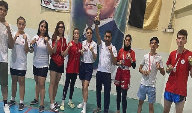 Kick Boks’ta Bayraklı farkı Bayraklılı gençler iller arası şampiyonada 7 derece kazandı