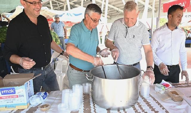 Kuzdere pazar yerinde vatandaşlara aşure ikramı