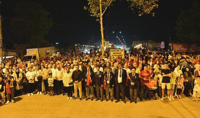 Mustafakemalpaşa’da sokaklar fener alayı ile aydınlandı.