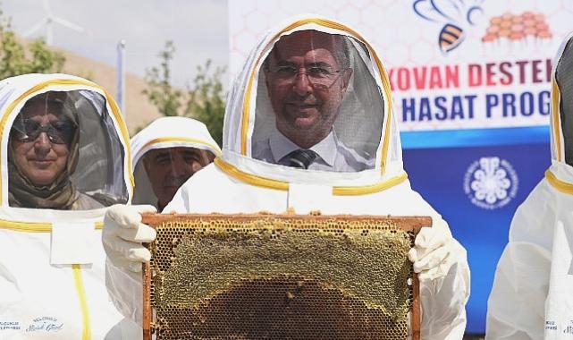 Selçuklu Belediyesi’nin destekleri ile pilot bölge Eğribayat Mahallesi’nde gerçekleştirilen arıcılık faaliyetleri kapsamında ilk bal hasadı gerçekleştirildi