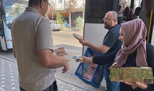 Tukuaz masa ekiplerinden sabah vatandaşlara simit ve meyve suyu ikramı 