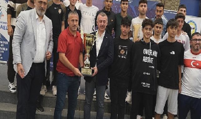 Amatör Futbolda Şampiyonlar Kupalarına Kavuştu