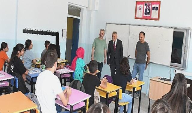 Başkan Tekin, okulun ilk günü öğrencileri yalnız bırakmadı