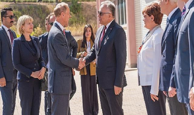 Edinburgh Dükü Prens Edward, Hacettepe Üniversitesi’nde Depremden Etkilenen Öğrencilerle Bir Araya Geldi ve Türkiye’nin İlk ‘Geri Dönüştürülebilir Konut Sistemi’ Projesinin Çalışmaları Hakkında Bilgi Aldı