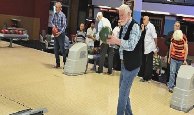 Huzurevi sakinleri bowling ile eğlendi