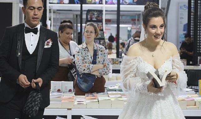 13. Kocaeli Kitap Fuarı’nda Gelin Damat Sürprizi