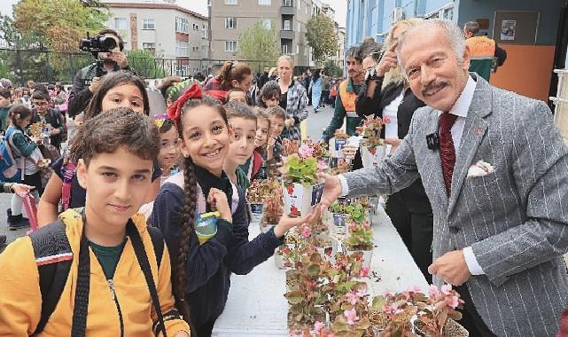 Bayrampaşa’da okullar begonya ile renklendi