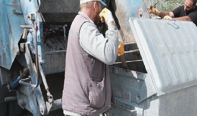 Bergama Belediyesi Çöp Konteynerlerini Temizliyor