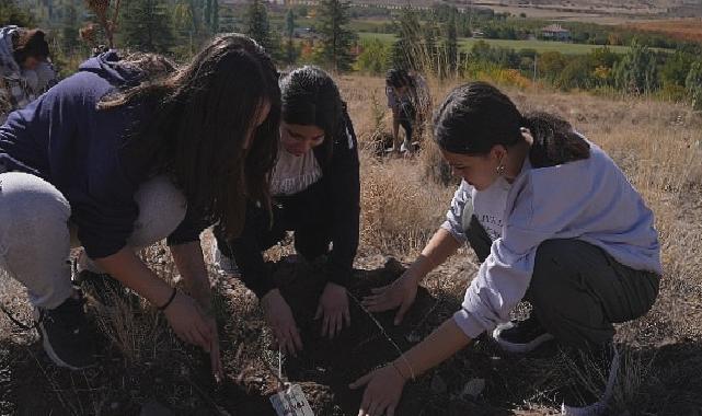 Ereğli’de Lise Medeniyet Akademisi ve Bilgehane Öğrencileri Cumhuriyet’in 100. Yılında 100 Fidanı Toprakla Buluşturdu