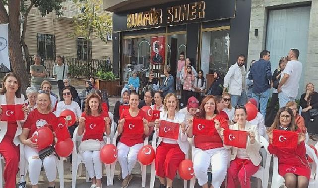 İzmir 100.yıla özel 100 türk kadınından 100 türk bayrağı