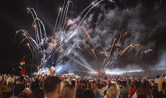 İzmir Cumhuriyet kutlamalarıyla adını tarihe yazdı