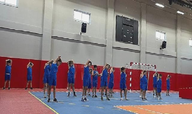 Kaş Ova Spor Salonu’nda spor kursları düzenleniyor