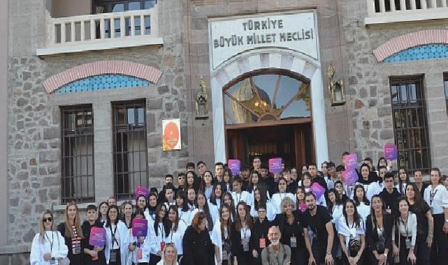 Toçev, cumhuriyet’in 100.yılında 100 çocuk ile birlikte Atatürk’ün huzuruna çıktı