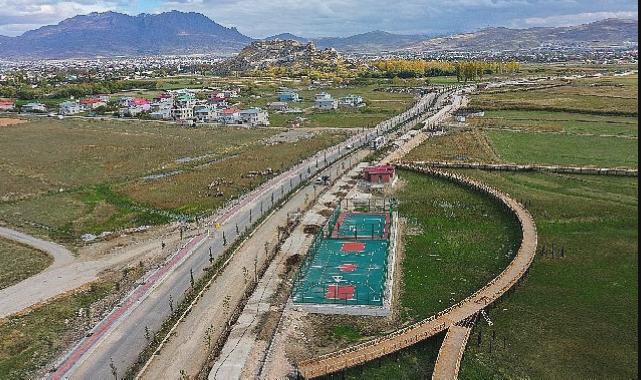 Van sahi yolu’nda peyzaj ve ağaçlandırma çalışması sürüyor