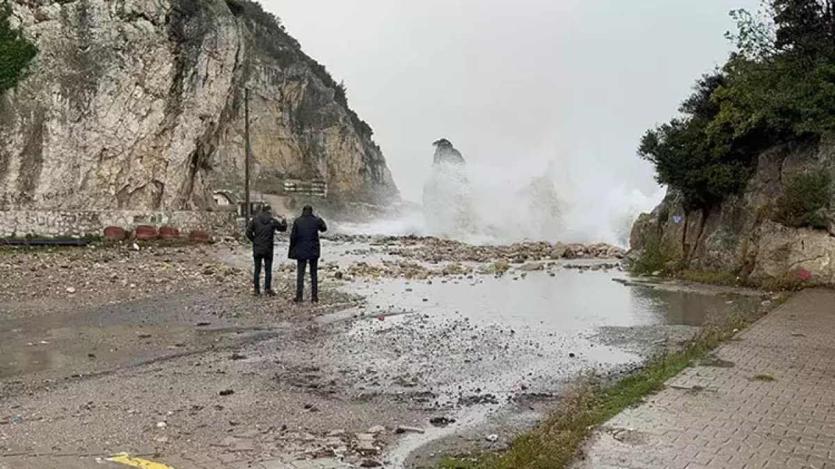 Amasra’da fırtına nedeniyle tekneler limana çekilmek zorunda kaldı