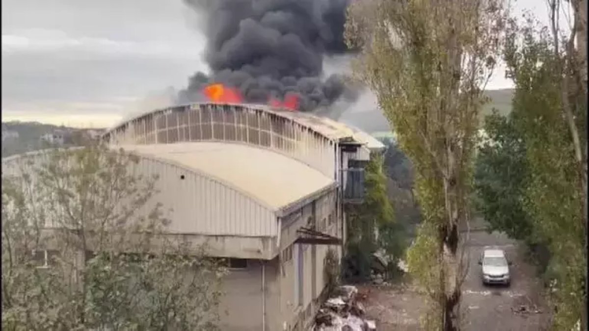 Arnavutköy’de Fabrika Alevleri Yükseldi! İtfaiye Ekipleri Olaya Müdahale Etmek İçin Yola Çıktı