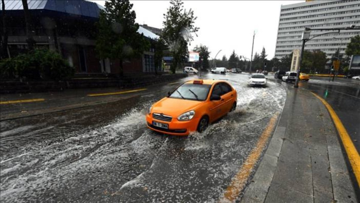 Ankara Valiliği tarafından sağanak yağış ve kuvvetli fırtına uyarısı