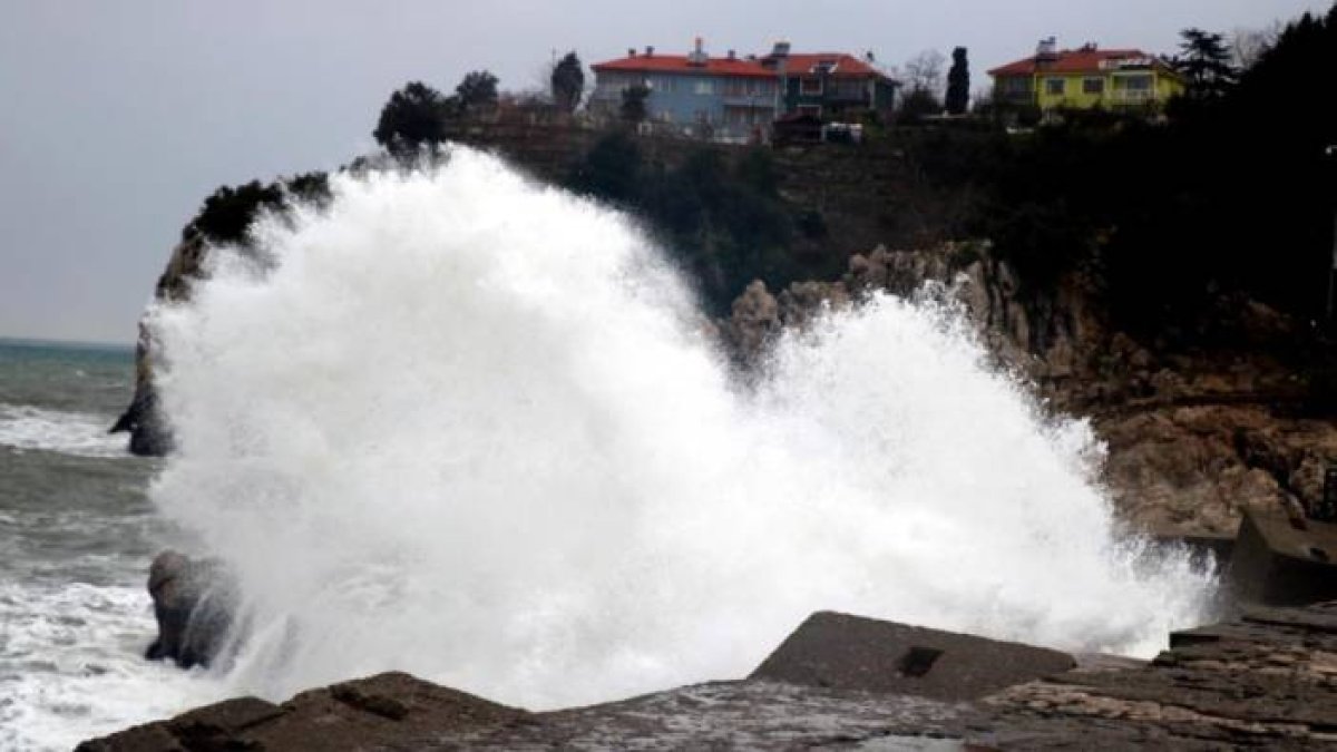 Samsun’da Fırtına ve Yüksek Dalga Uyarısı Verildi