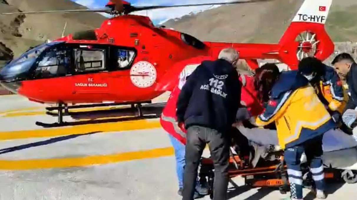 Hasta için helikopter ambulans havalandı, çünkü ayağı kırıktı
