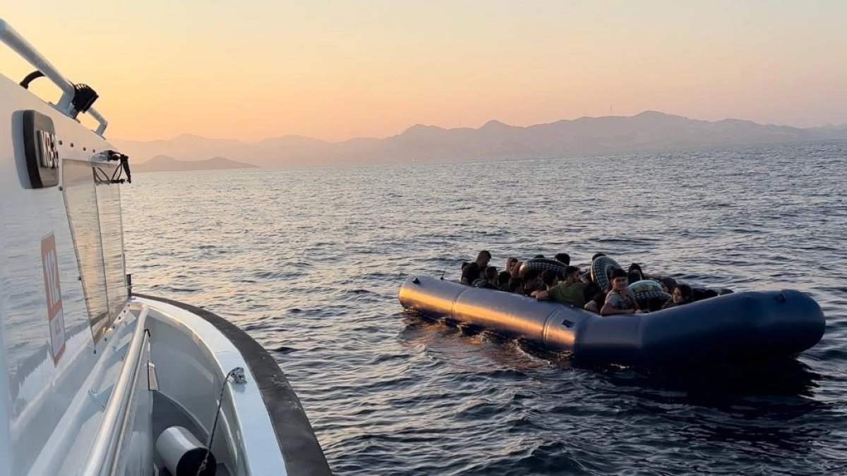 Bodrum’un denizinde 12 düzensiz göçmen kurtarıldı