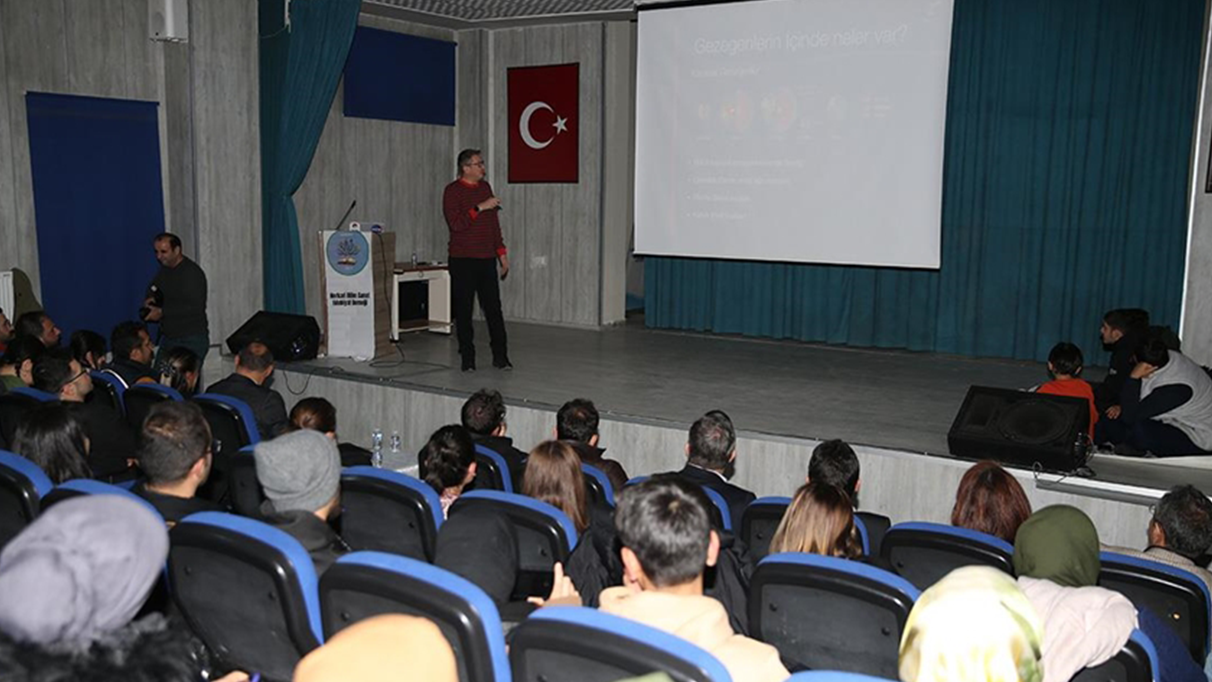 Türk Astrofizikçi NASA’da görevli, Hakkari’deki öğrencilerle buluştu