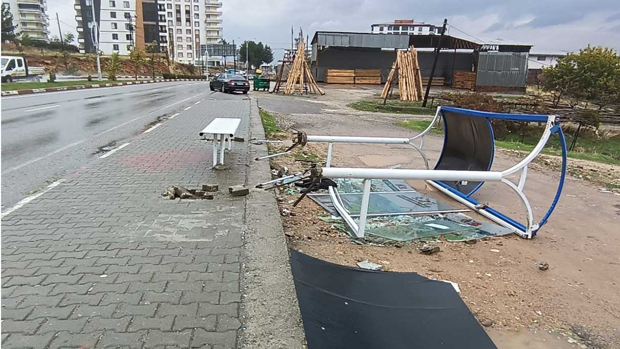 Siirt’te fırtınanın etkisiyle otobüs durağı devrildi