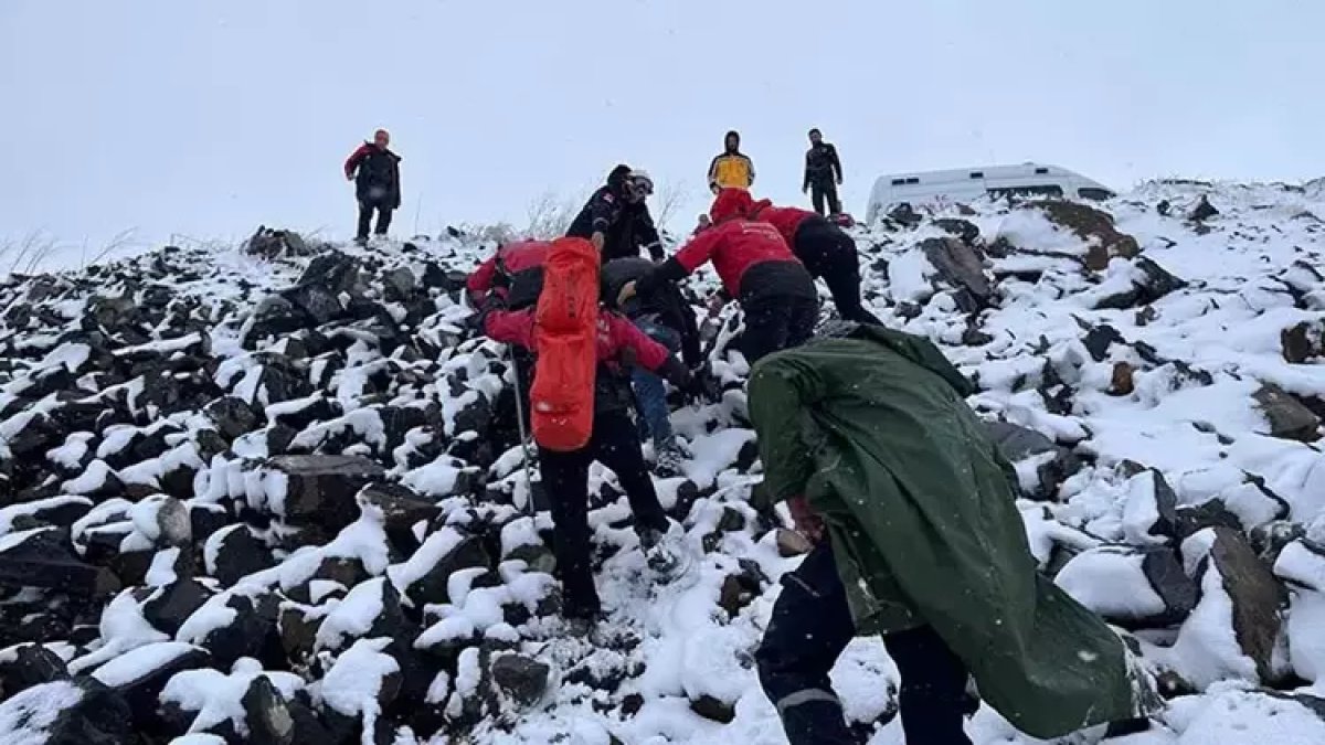 Kars’ta fırtınalı hava ve kar yağışı devam ediyor, sokaklar lapa lapa beyaza büründü!