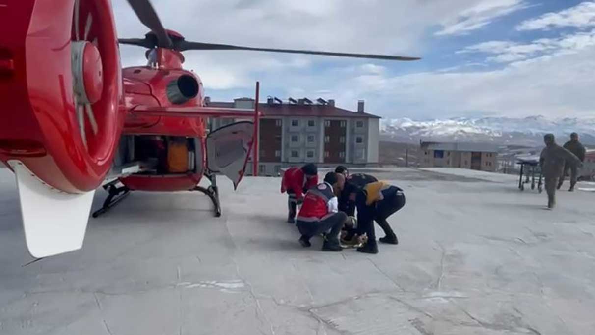 Böbrek hastası için havalanan helikopter ambulansı haber başlığını yeniden yazacak olursak:

“Havalandı: Helikopter ambulansı, bir böbrek hastasını taşıyacak”