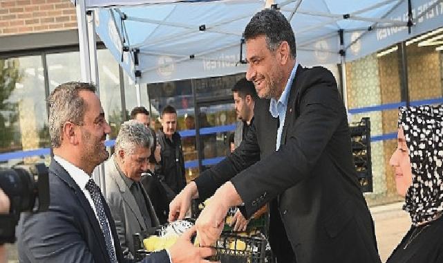 Başkan Kocaman meclis üyelerine ayva dağıttı