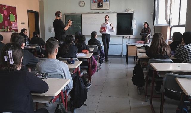 Birdenbire Sezai Karakoçu” karşılarında buldular