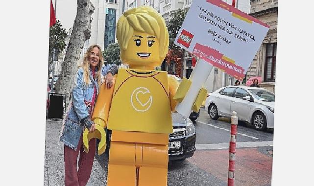 Dev LEGO® minifigürleri kızlara ilham vermek için sokağa çıktı!