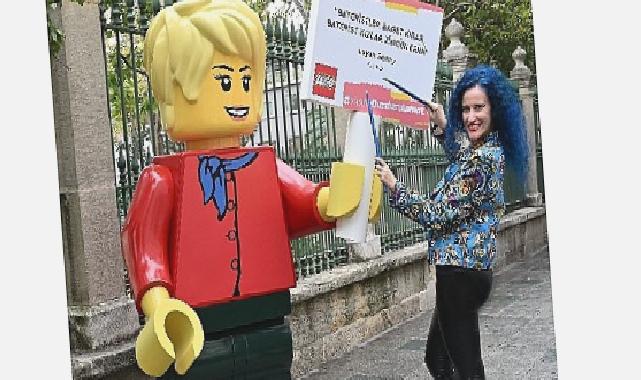 Dev LEGO® minifigürleri kızlara ilham vermek için sokağa çıktı!